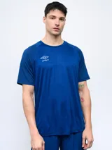 Remera deportiva azul con cuello redondo y logo de Umbro estampado en el pecho.