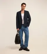 Blazer azul marino de tricolina con cuello clásico, modelo entallado y textura ligera.