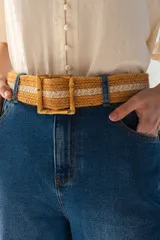 Cinturón bicolor de lino con hebilla cuadrada efecto bambú, de 115 cm de longitud.