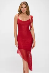 Vestido midi de fiesta color rojo brillante, con breteles finos, escote drapeado y falda ajustada con volados asimétricos.
