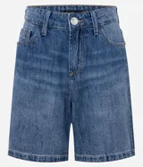 Bermuda de jeans azul oscuro, con trabillas en la cintura, bolsillos laterales y traseros, y cierre de botón y cremallera.