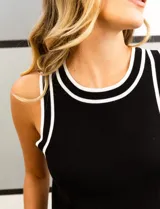 Musculosa negra de tejido elastizado con vivos blancos en cuello y sisas, marca Cable & Gauge.