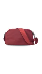Bandolera color mostaza de nylon con correa larga regulable y desmontable. Tiene un bolsillo frontal con cierre, apertura superior con cierre y dos bolsillos internos.