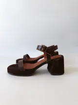 Sandalias de cuero color chocolate, con plataforma y hebilla.