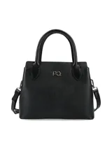 Cartera negra de cuero vacuno texturado, con doble asa corta y correa larga extraíble. Tiene logo metálico frontal y forro textil.