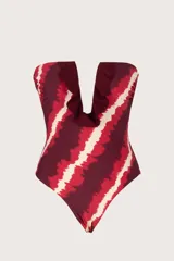 Traje de baño entero con estampado a rayas rojas, burdeos y crema. Tiene escote recto con volantes.