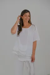 Blusa blanca de lino con cuello redondo y mangas cortas.