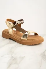 Sandalia de cuero color dorado con tiras marrón y estampado animal print, con plataforma marrón.
