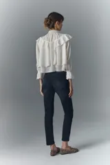 Jean de tiro medio-alto, calce slim con pierna semi recta, en denim negro con elastano y lavado suavizado.