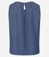 Musculosa de jeans color azul con recortes y cierre por botón.