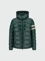 Campera puffer verde oscuro con capucha, cierre frontal con cremallera, bolsillos laterales con cremallera y detalle de rayas blancas en la manga izquierda.