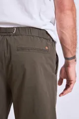 Bermuda color verde militar con cintura ajustable con cordón.