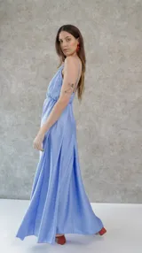 Vestido largo de seda color celeste, con breteles finos y escote en V tanto en la parte delantera como en la espalda.
