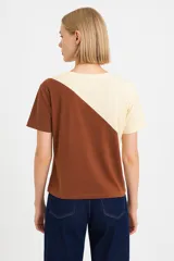 Remera color marrón y beige con corte diagonal.