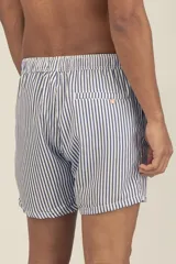 Short de baño a rayas verticales azules y blancas, con cintura elástica ajustable con cordón y logo bordado en la pierna.