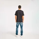 Remera celeste de algodón con bolsillo en el pecho izquierdo y logo de CAT bordado en negro. Corte clásico y mangas cortas.