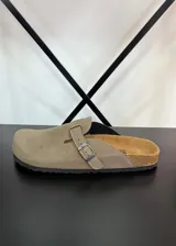 Zuecos color beige con hebilla lateral ajustable y plantilla anatómica.
