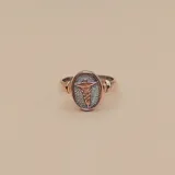 Anillo con base de plata 925 y apliques de oro 9k, con diseño de caduceo en el centro.