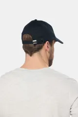 Gorra de béisbol azul marino de lona con visera curva y logo bordado en el frente.