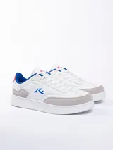 Championes de estilo deportivo en color gris con detalles en blanco y azul.