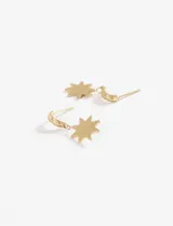 Aros colgantes dorados con dije de estrella de ocho puntas.