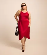 Vestido midi plus size de tela satinada color rojo, con breteles anchos, escote drapeado, cierre por cremallera en la espalda y pollera cruzada.