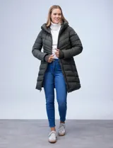 Campera de abrigo verde de Michael Kors con cierre metálico y capucha ajustable.