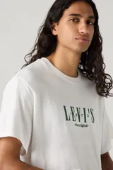 Remera blanca de corte relajado con logo Levi's estampado en verde en el pecho.