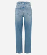 Pantalón de jean celeste, de corte recto y tiro alto, con bolsillos delanteros y traseros, y cierre con botón y cremallera.
