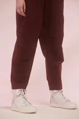 Pantalón de tiro alto color borgoña, con presillas en la cintura, bolsillos laterales con tapa y pinzas a la altura de la rodilla.
