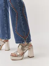 Sandalias de cuero color bronce, con plataforma y taco geométrico.