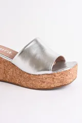 Sandalia negra de cuero con plataforma de corcho, taco de 6.5 cm y plantilla cuadrada.