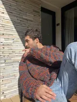 Sweater de lana tejido y bordado a mano, de calce holgado, con cuello a la base y puños ajustados.