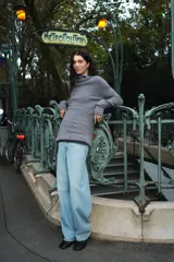Pantalón de jean celeste claro, de corte amplio y tiro medio.
