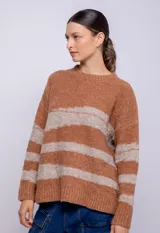 Sweater a rayas color tostado y beige, de manga larga y cuello redondo, realizado con lana y poliéster reciclado.