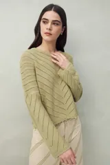Sweater negro calado con diseño de líneas diagonales en relieve y mangas acampanadas.