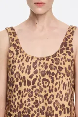 Mono largo de corte recto con estampado animal print en tonos marrón y beige. Tiene escote redondo y tirantes anchos.