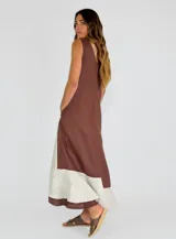 Vestido largo color ladrillo, sin mangas, con escote en V y detalle de costura vertical en el centro.