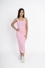 Vestido midi negro ajustado al cuerpo, sin mangas y con escote redondo.