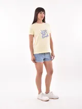 Remera blanca de algodón con estampado de cerezas rojas y texto "Mon Cheri".