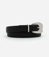 Cinturón masculino confeccionado en material sintético color beige, con hebilla metálica plateada de diseño orgánico. Ancho estándar y largo ajustable.