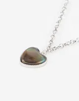 Cadena corta plateada con dije de piedra mood en forma de corazón azul.