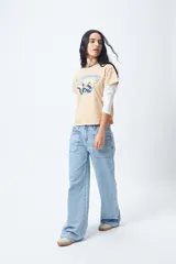 Pantalón de jean gris oscuro, tiro bajo, corte baggy y doble bolsillo.