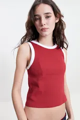 Musculosa acanalada color beige con borde contrastante amarillo flúor, de corte ajustado.