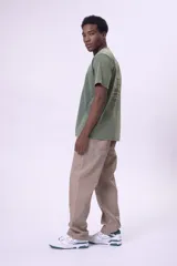 Remera gris oscuro con efecto lavado, cuello redondo y logo pequeño bordado en el pecho.