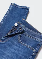 Jeans skinny push-up de tiro bajo, color azul oscuro, con cinco bolsillos, trabillas y cierre de cremallera y botón.