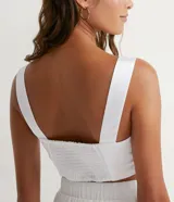 Blusa musculosa cropped blanca con escote cuadrado, tirantes anchos y lastex en la espalda, en raso.