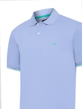Remera polo celeste de piqué de algodón con cuello clásico, tapeta de dos botones y logo bordado en el pecho. Puños con ribete a contraste.