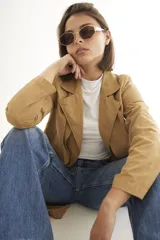 Lentes de sol con armazón y patillas metálicas plateadas, cristales oscuros con forma hexagonal facetada. La marca "AIRE" está grabada en la patilla derecha.