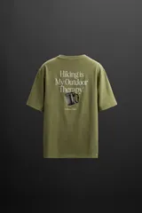 Camiseta verde militar de corte relaxed fit, cuello redondo y manga corta. Detalle de logo estampado en el bajo.